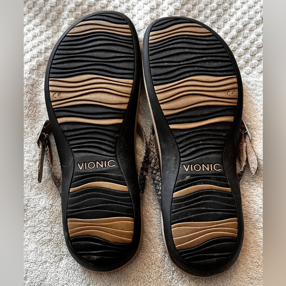 Women’s size 10 Vionic sandles